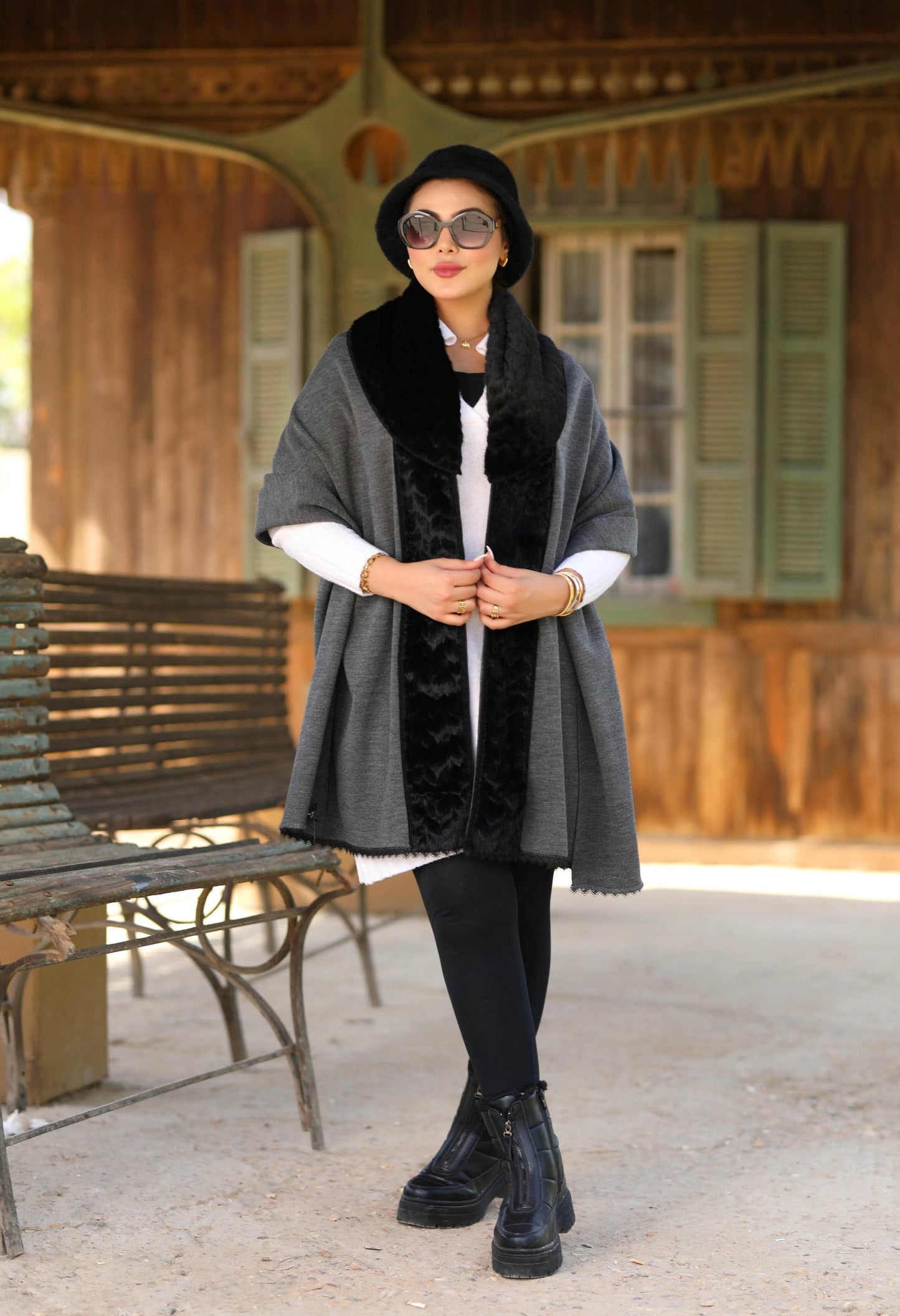 Knitted Shawl with Faux Fur – 5002