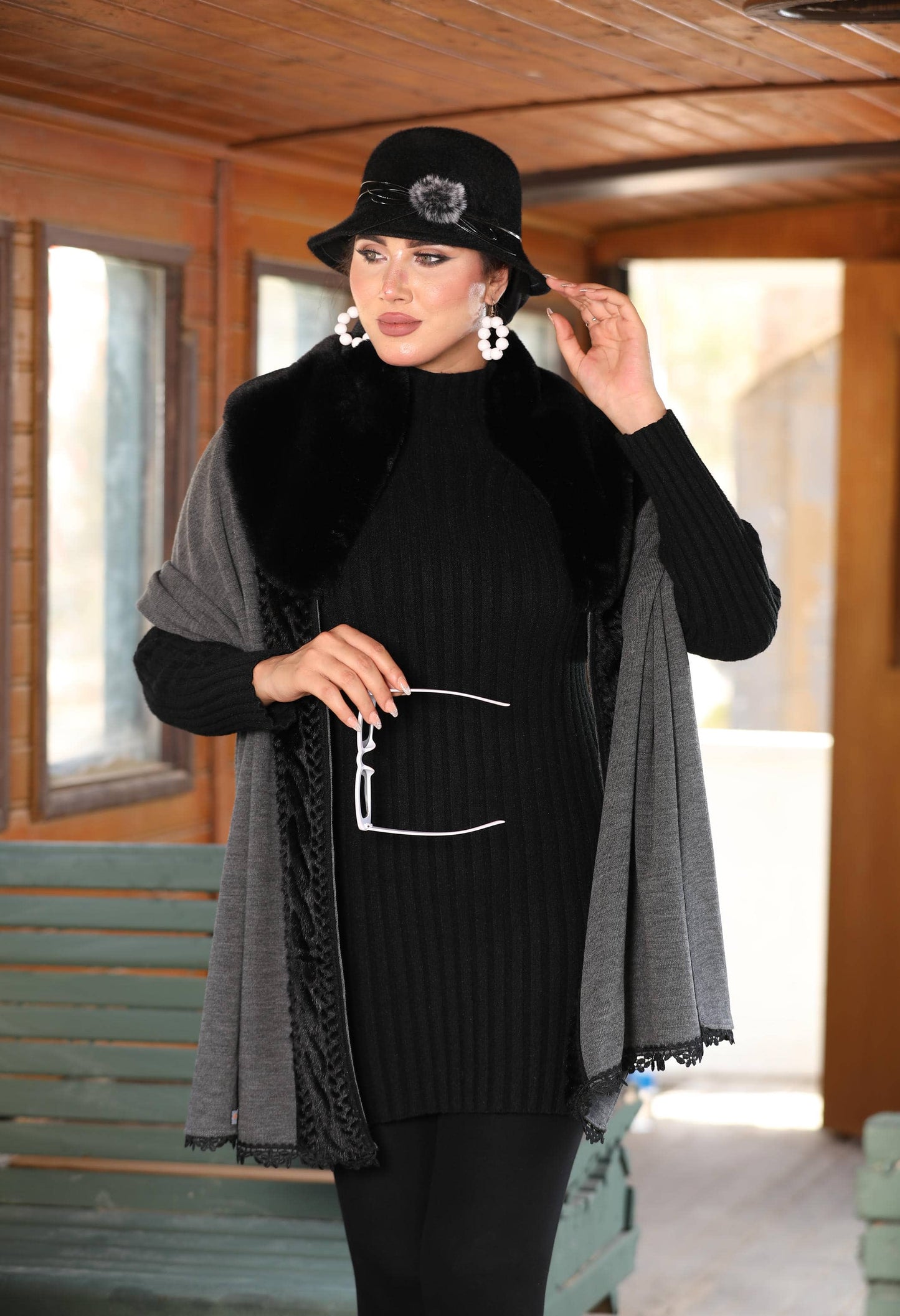 Knitted Shawl with Faux Fur – 5004