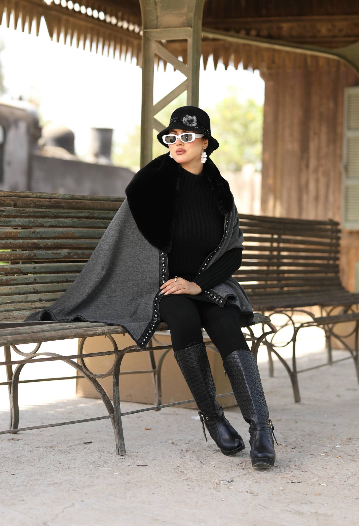 Knitted Shawl with Fur Collar & Accessory
Strip – 5006