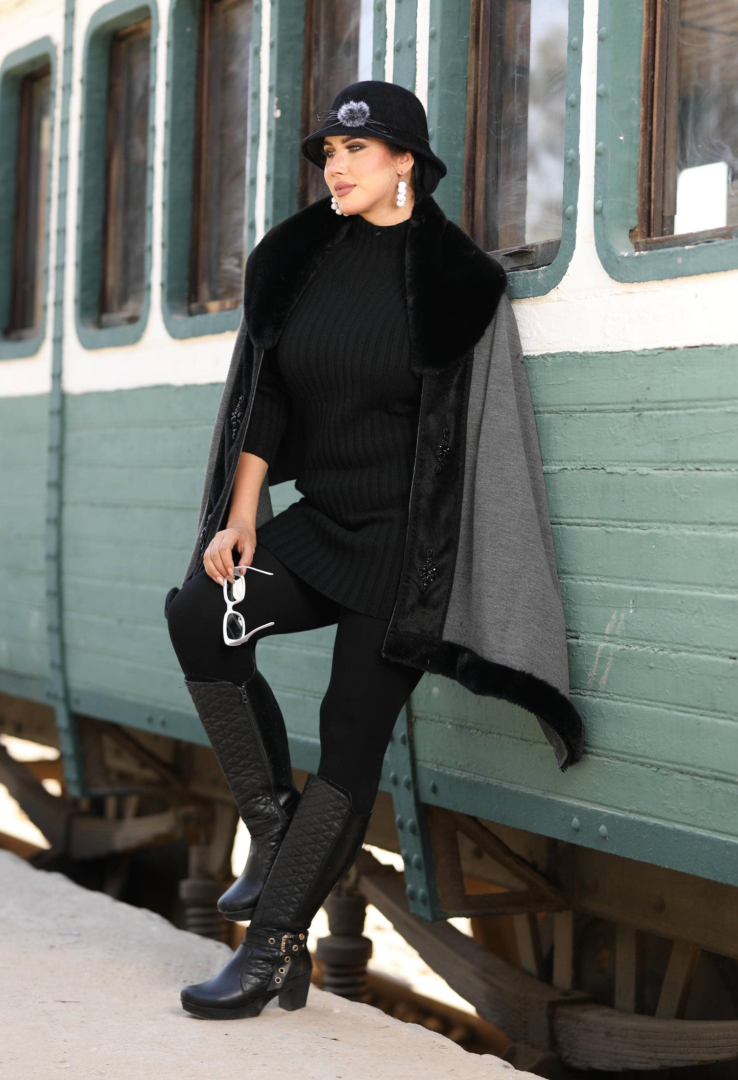 Knitted Shawl with Faux Fur & Accessory
Strip – 5008