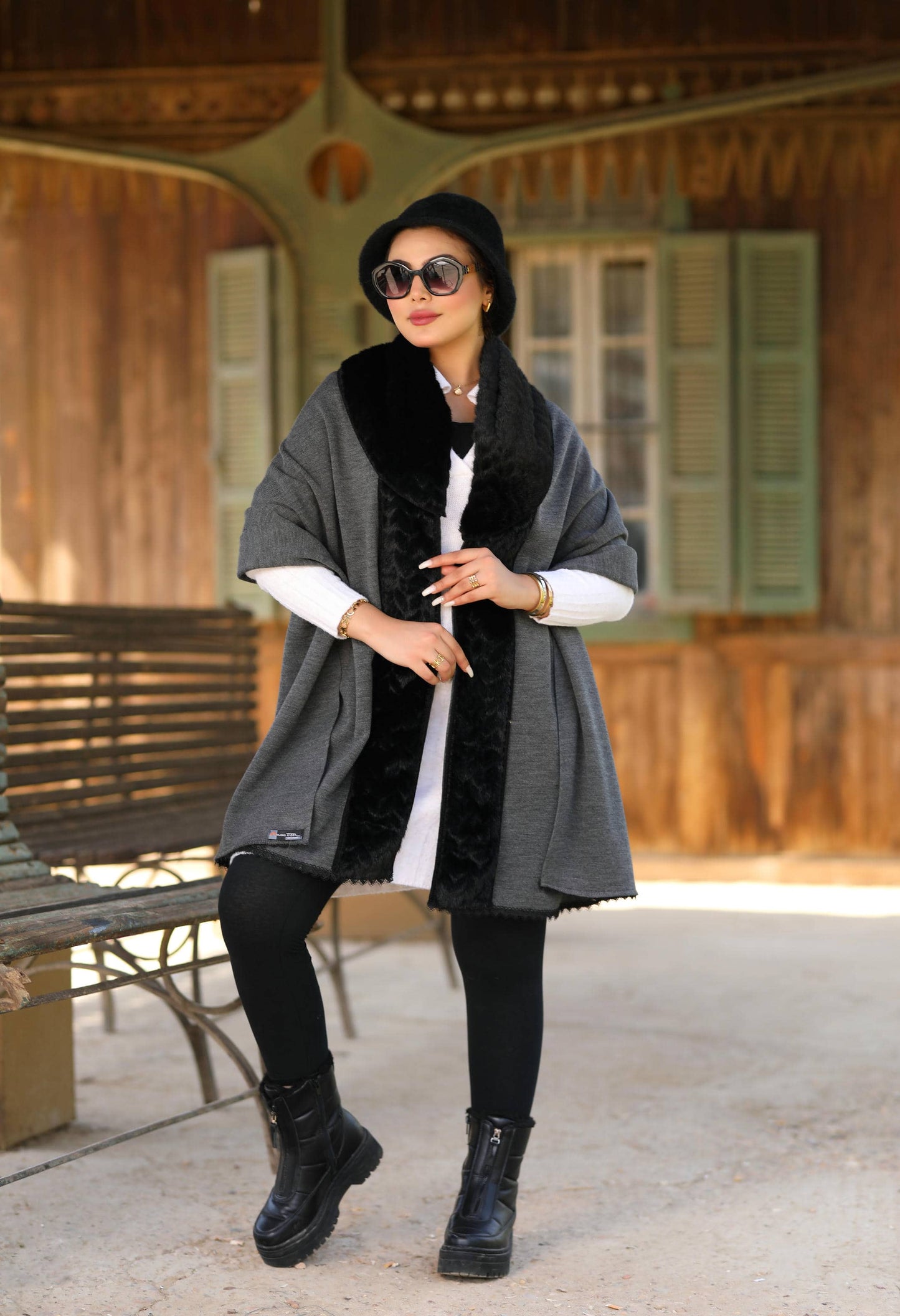 Knitted Shawl with Faux Fur – 5002