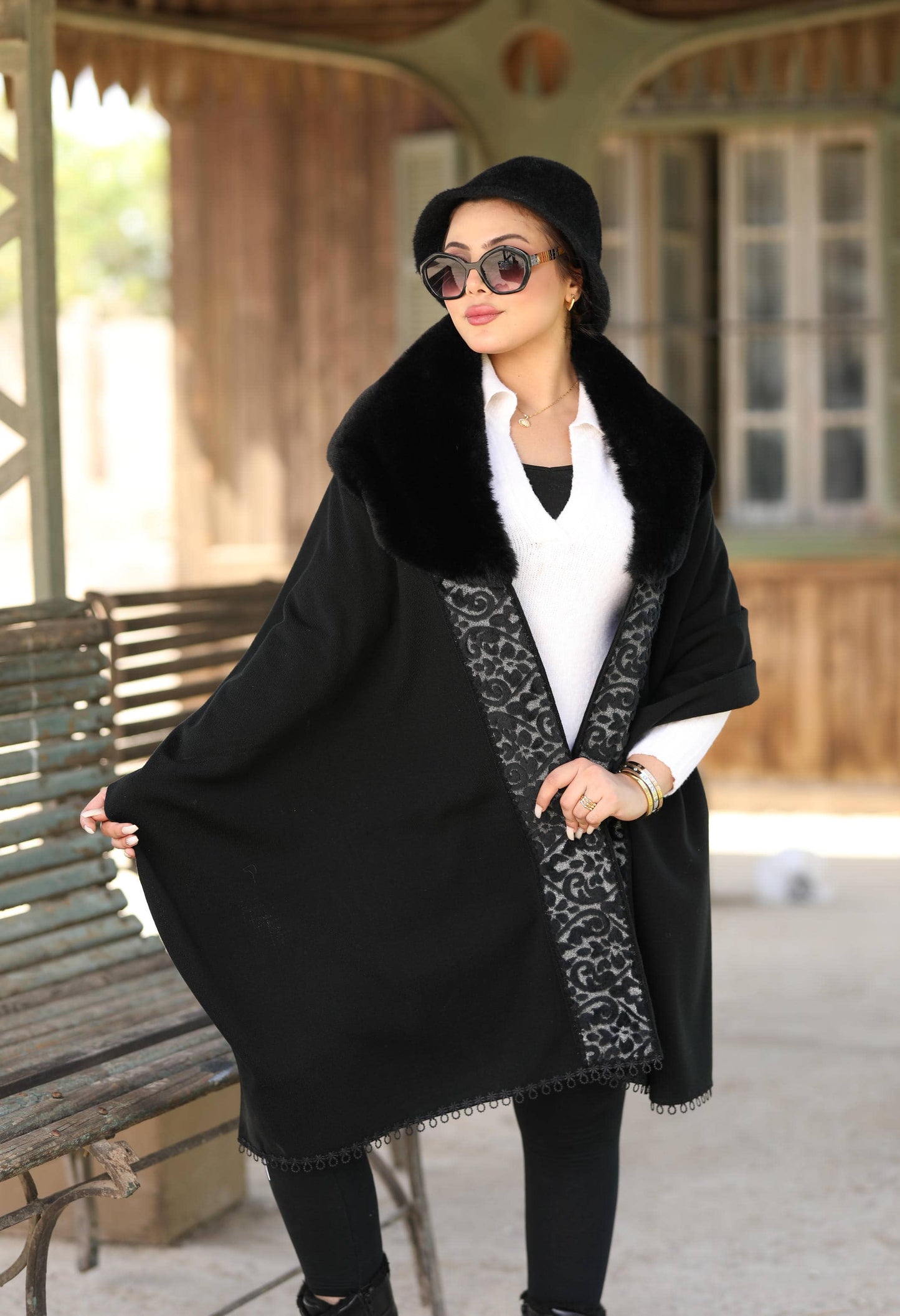 Knitted Shawl with Fur Collar & Fur Strip –
5007