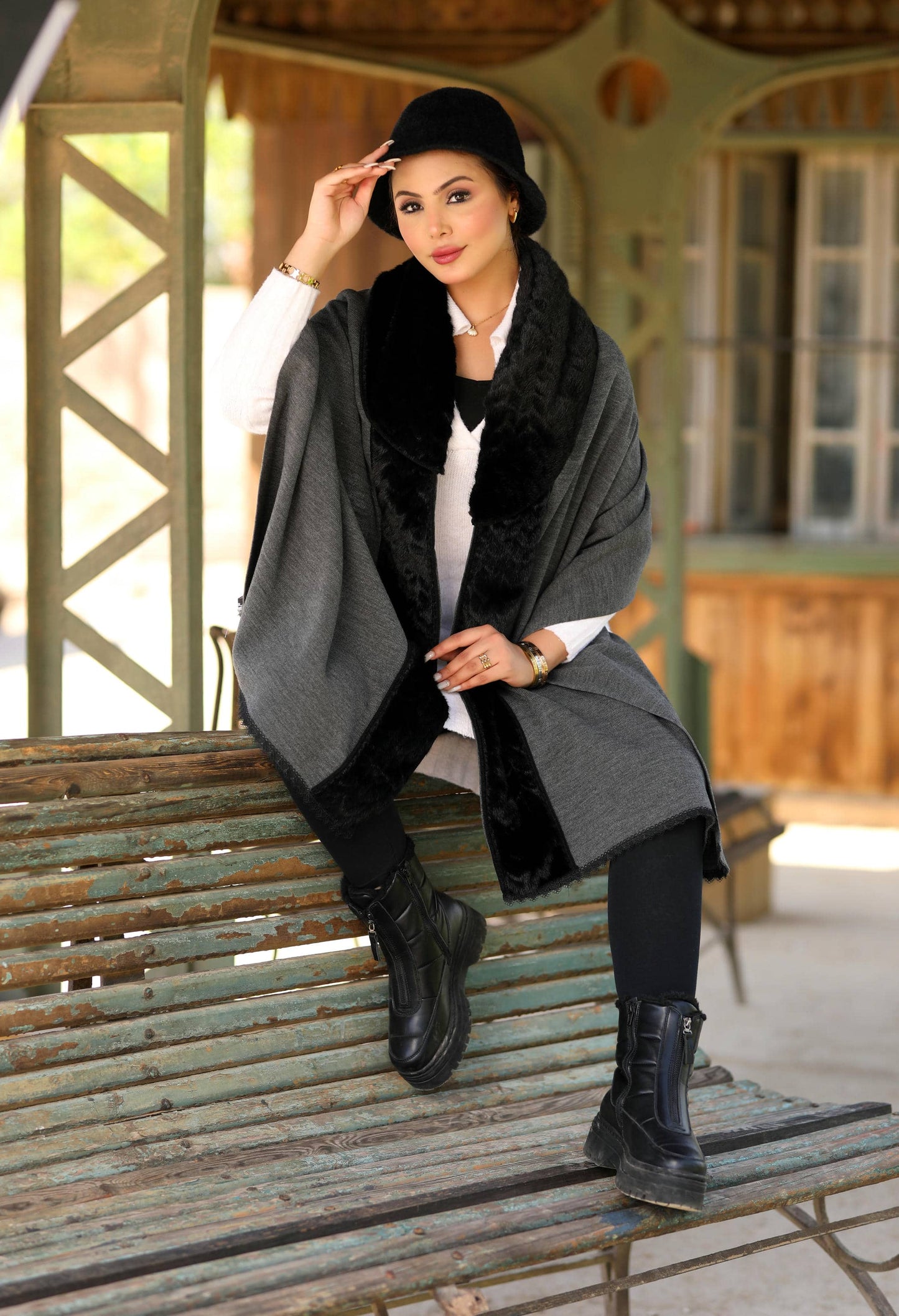 Knitted Shawl with Faux Fur – 5002