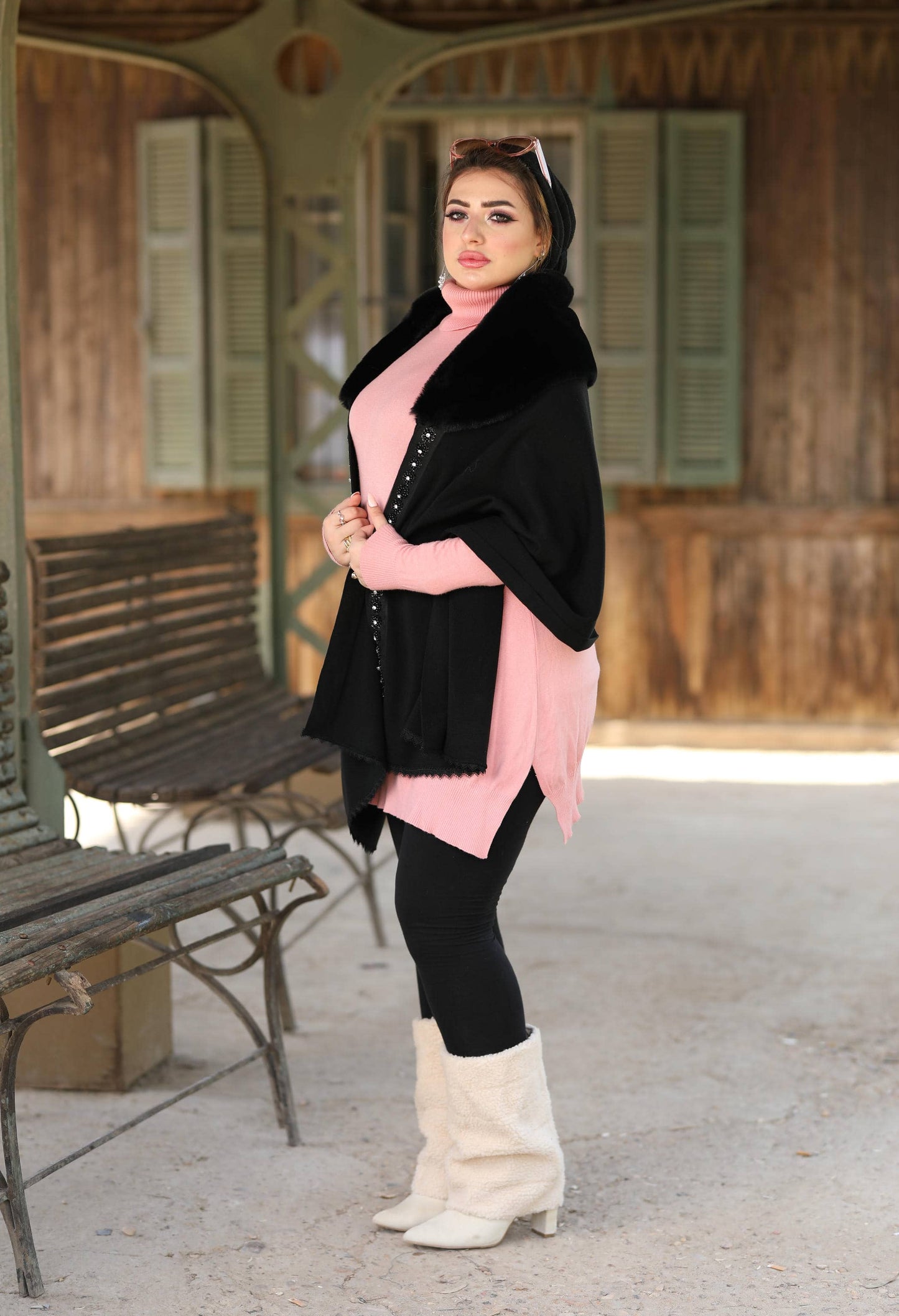 Knitted Shawl with Fur Collar & Accessory
Strip – 5006