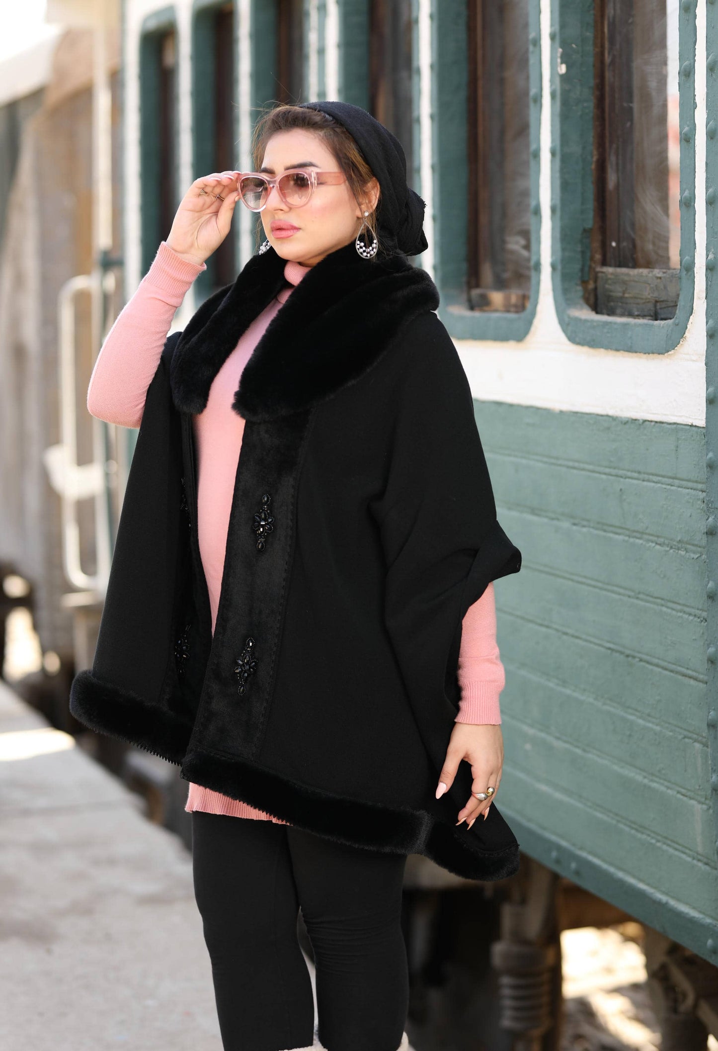 Knitted Shawl with Faux Fur & Accessory
Strip – 5008
