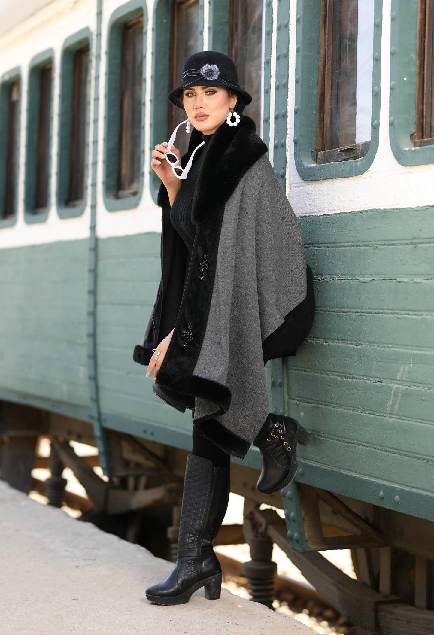 Knitted Shawl with Faux Fur & Accessory
Strip – 5008