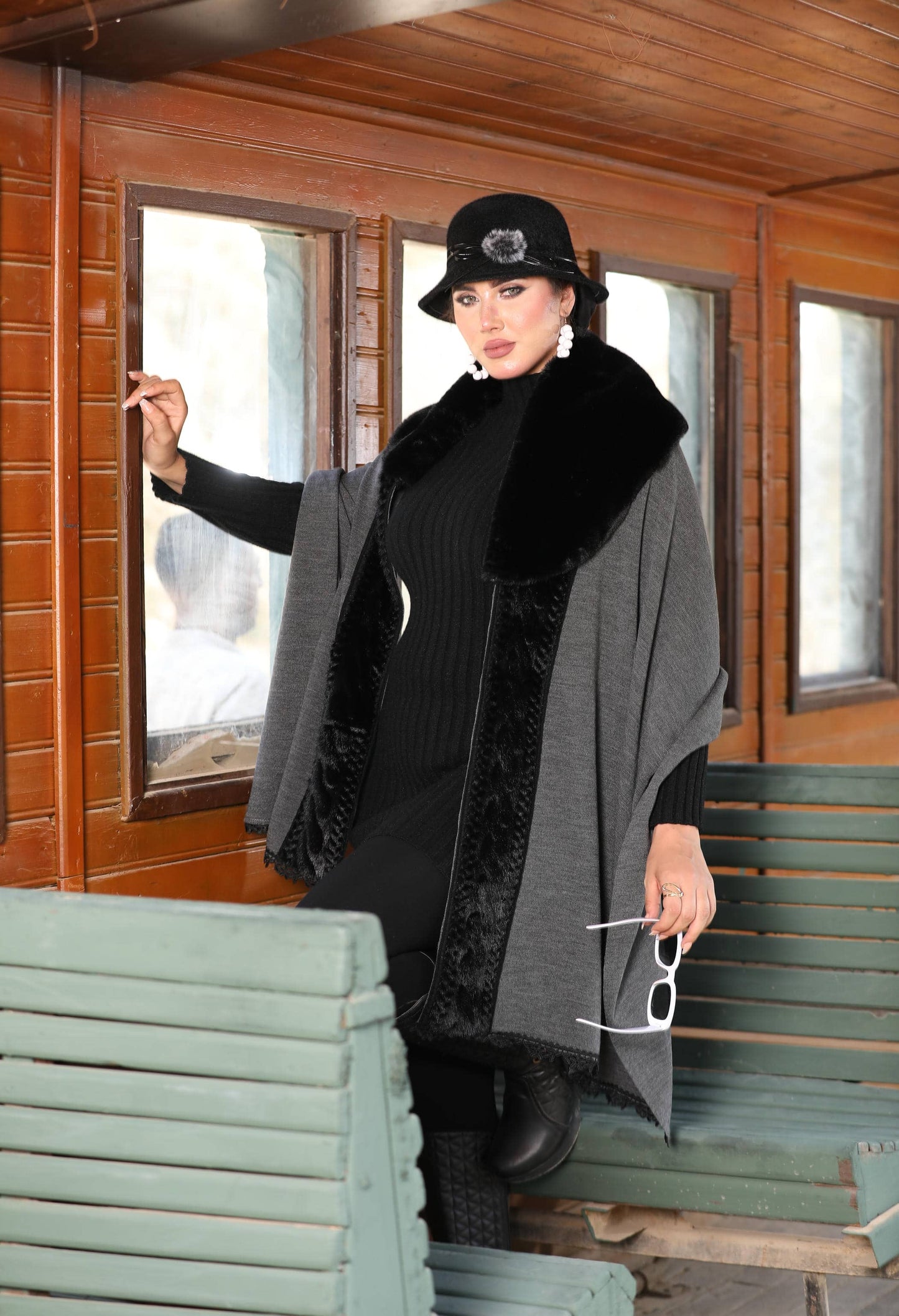 Knitted Shawl with Faux Fur – 5004