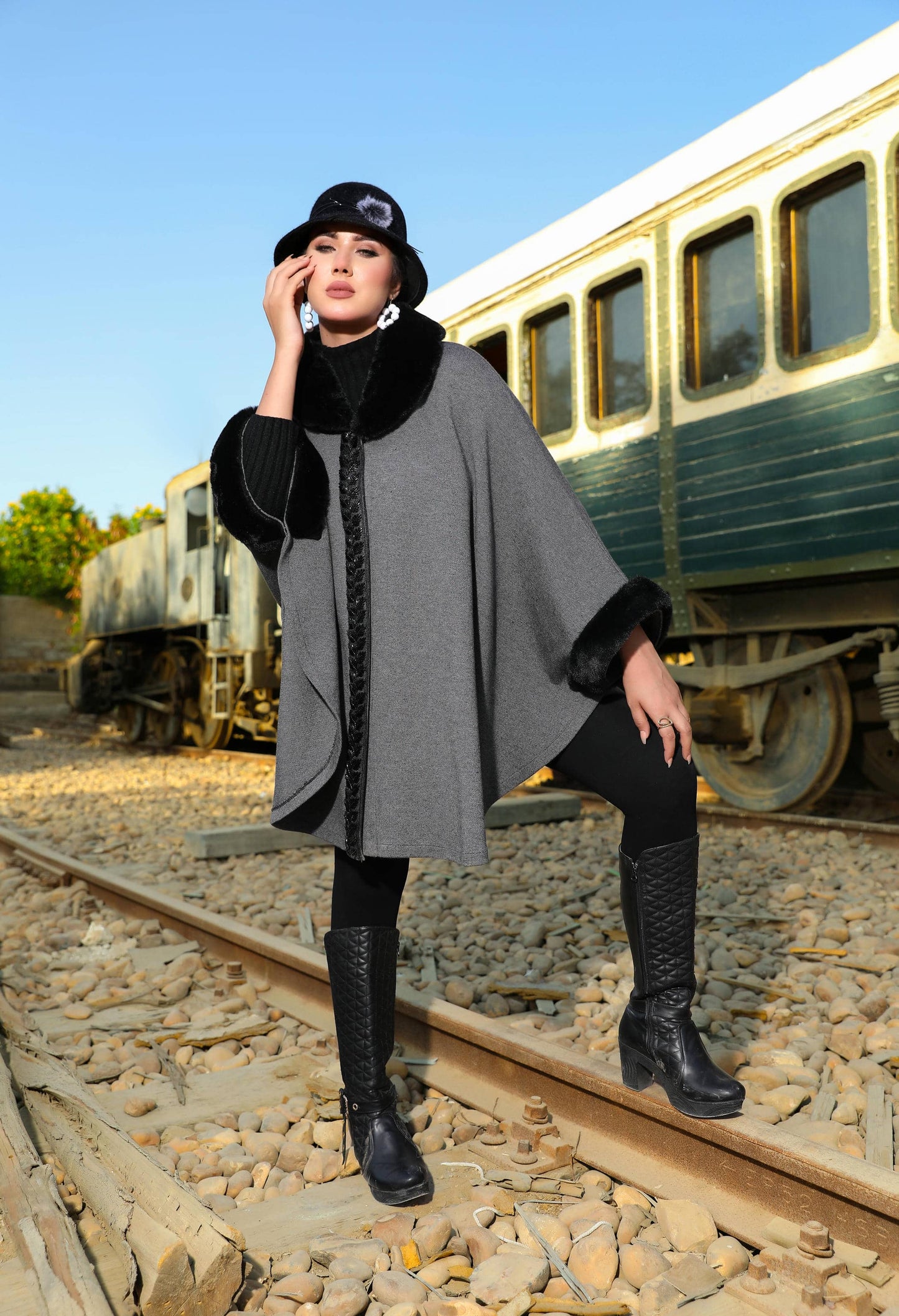 Knitted Cap with Faux Fur & Accessory Strip
50016 –