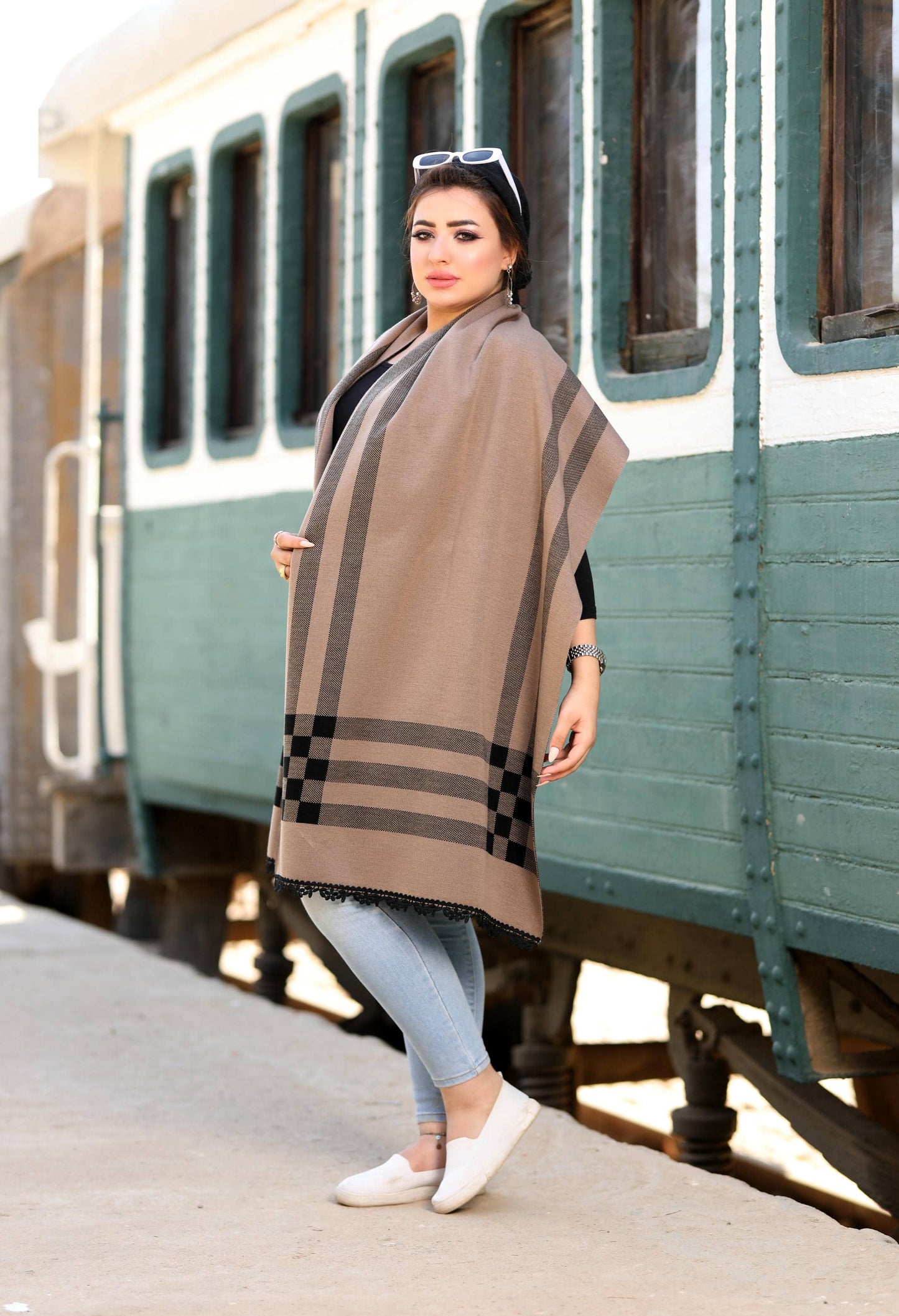 Knitted Checkered Shawl – 5005
