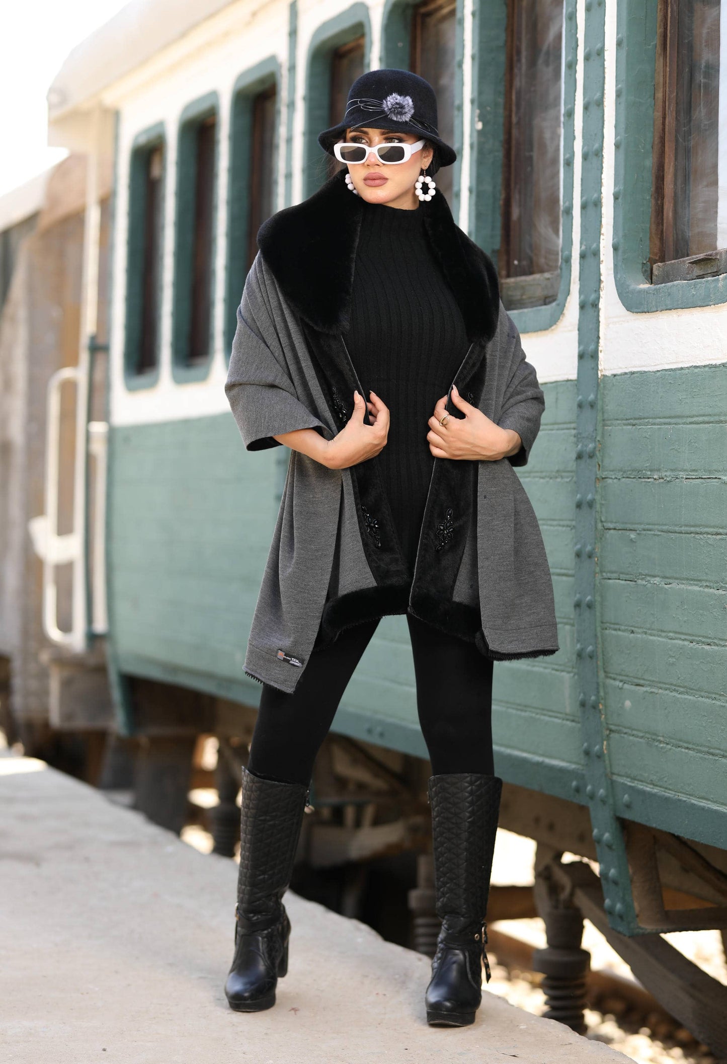 Knitted Shawl with Faux Fur & Accessory
Strip – 5008