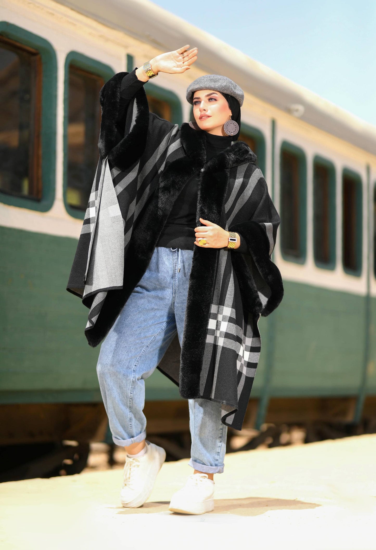 Woolen Poncho with Fur – 50026