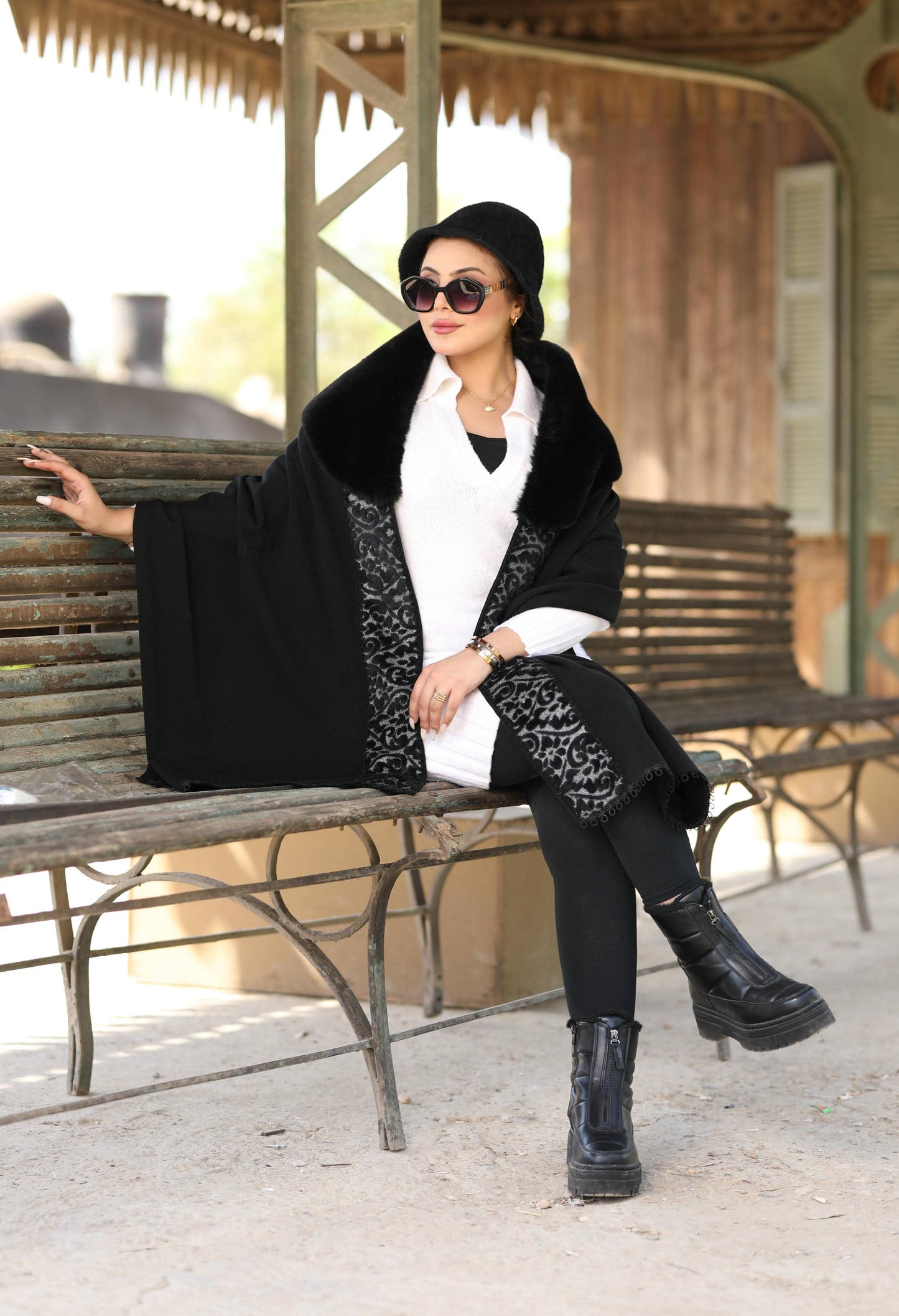 Knitted Shawl with Fur Collar & Fur Strip –
5007