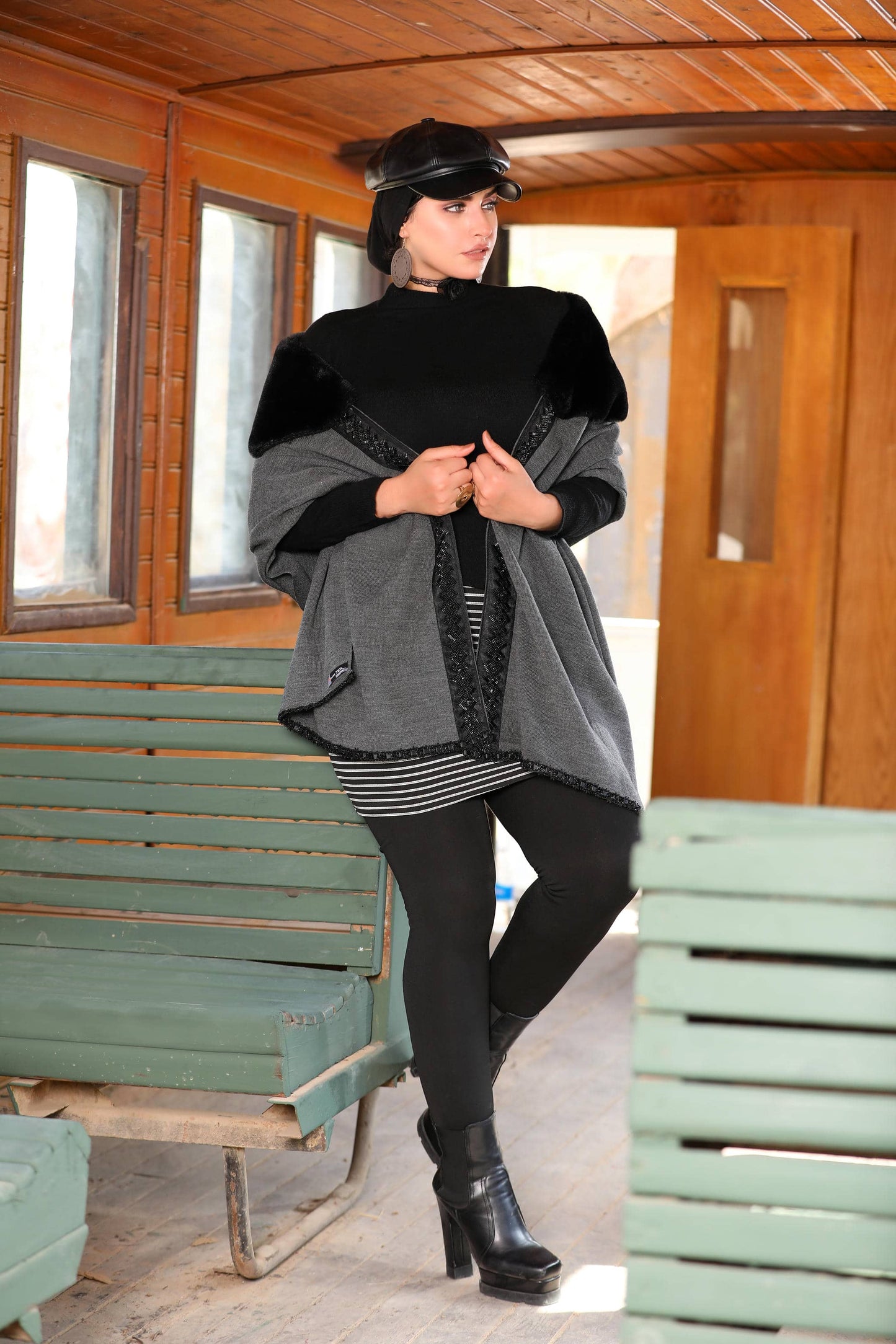 Knitted Shawl with Faux Fur – 5001
