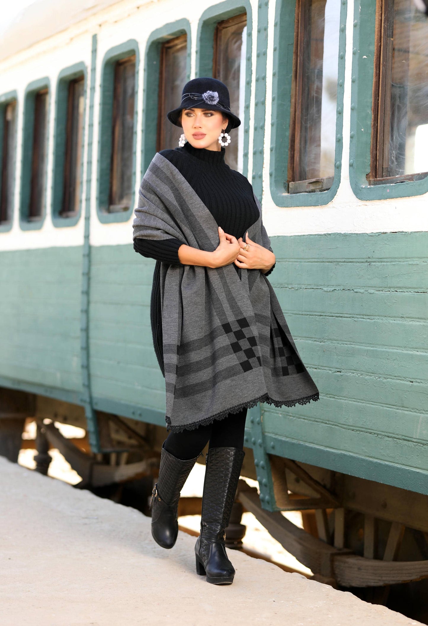 Knitted Checkered Shawl – 5005