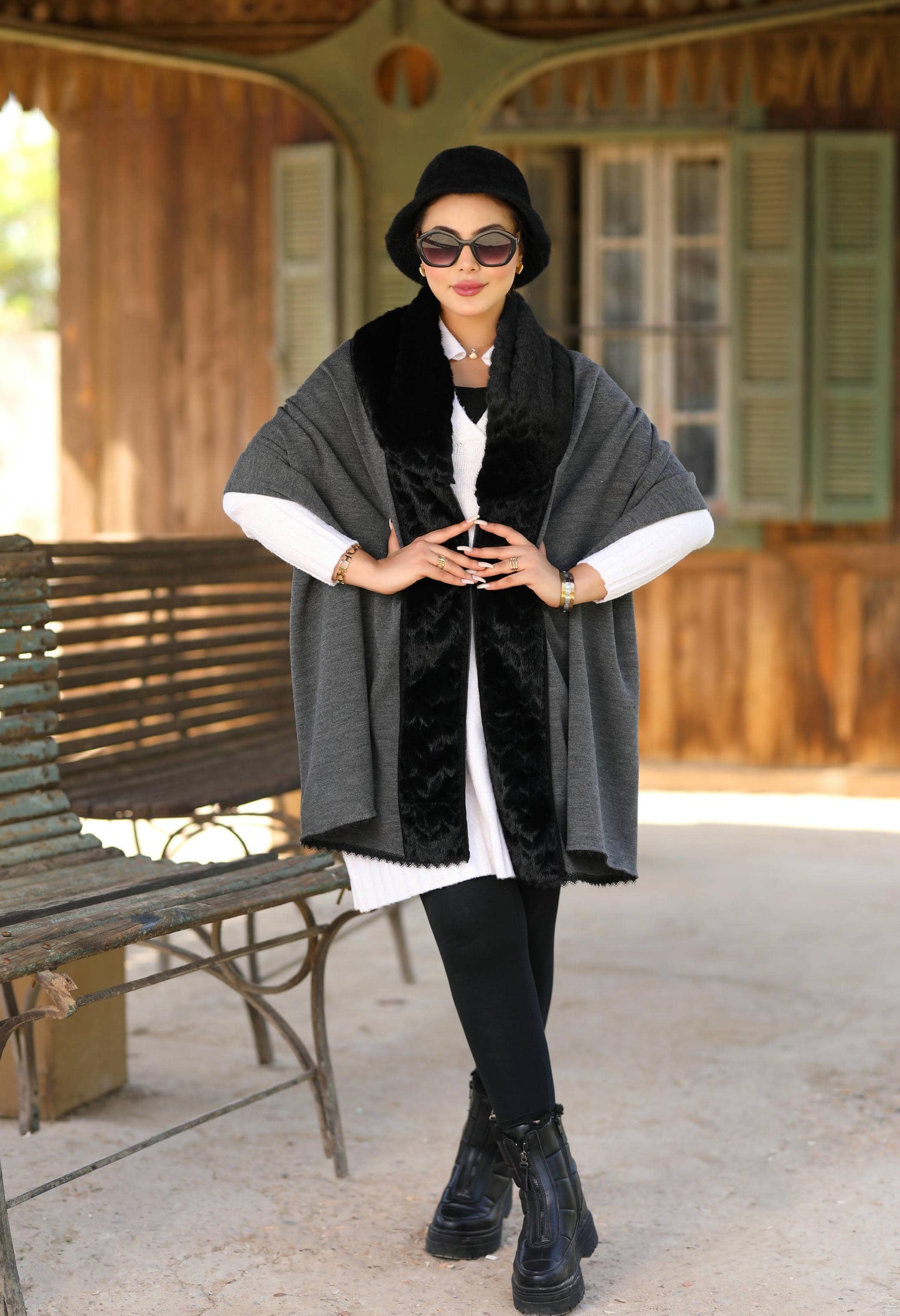 Knitted Shawl with Faux Fur – 5002