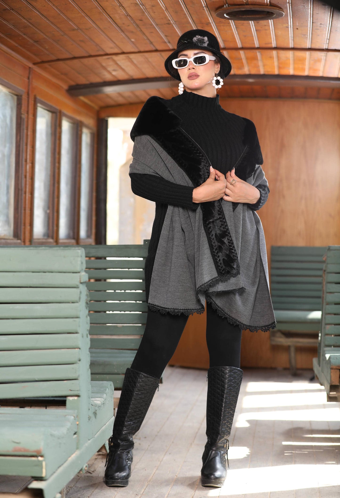 Knitted Shawl with Faux Fur – 5004